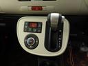 【オートエアコン】一度お好みの温度に設定すれば、車内の温度を検知し風量や温度を自動で調整。暑い…寒い…と何度もスイッチ操作をする必要はありません。快適な車内空間には必須の機能ですね