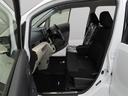 後退時に車両の後ろ側をモニター画面に表示します。車庫入れなどでバックする際に後方確認ができて便利です。車庫入れが苦手な人もこれで安心。