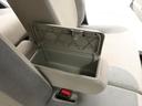 センターアームレスト。蓋つきの収納スペースになっていてエコバッグや運転用の眼鏡やサングラスなどをしまっておくのにぴったり。