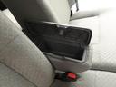 フロントセンターアームレスト。蓋つきの収納スペースになってエコバッグや運転用の眼鏡やサングラスなどをしまっておくのにぴったり。