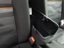 運転席と助手席の間には、蓋付きタイプのコンソールボックス。肘掛けにもなるので、便利です。
