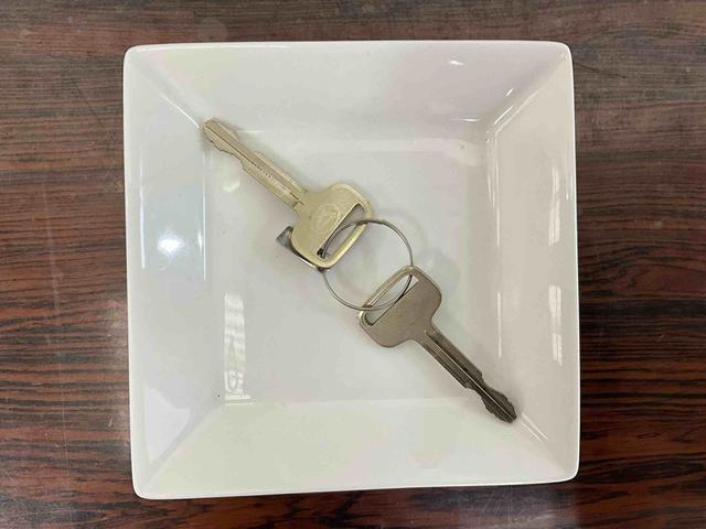 ハイゼットトラック ジャンボスタンダードＵＶカットガラス　ラジオ付き　ラジオ付き　ＵＶカットガラス　カップホルダー　助手席シートバックポケット　センタートレイ　スペアタイヤ　スマートアシスト　デュアルエアバッグ　ＡＢＳ　安全ボディ　オートライト　アイドリングストップ（11枚目）