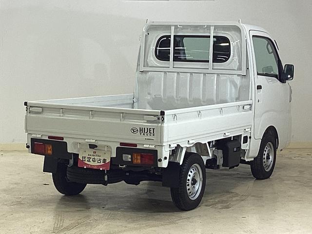 ハイゼットトラック スタンダード　ワンオーナー　４ＷＤ　ＣＶＴ車　３方開　ラジオ　ワンオーナー　４ＷＤ　ＣＶＴ車　ラジオ　３方開　ヘッドライトレべライザー　アクセサリーソケット　マニュアルエアコン　スペアタイヤ　バッテリーカバー　クリアランスソナー　キーレスエントリー　オートライト（12枚目）