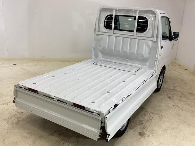 ハイゼットトラック スタンダード　ワンオーナー　４ＷＤ　ＣＶＴ車　３方開　ラジオ　ワンオーナー　４ＷＤ　ＣＶＴ車　ラジオ　３方開　ヘッドライトレべライザー　アクセサリーソケット　マニュアルエアコン　スペアタイヤ　バッテリーカバー　クリアランスソナー　キーレスエントリー　オートライト（24枚目）
