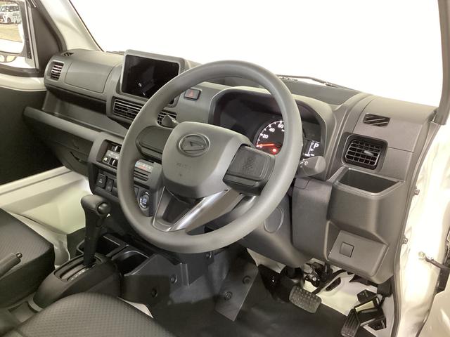 ハイゼットトラック スタンダード 届出済み未使用車 4WD CVT エアコン 切替式4WD CVT 3方開 ヘッドライトレべライザー オートライト オートマチックハイビーム アクセサリーソケット スマートアシスト 電動格納ミラー マニュアルエアコン パワステ バッテリーカバー(2枚目)