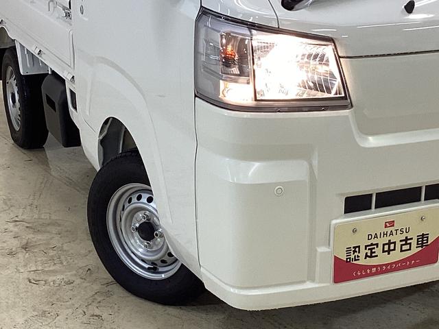 ハイゼットトラック スタンダード 届出済み未使用車 4WD CVT エアコン 切替式4WD CVT 3方開 ヘッドライトレべライザー オートライト オートマチックハイビーム アクセサリーソケット スマートアシスト 電動格納ミラー マニュアルエアコン パワステ バッテリーカバー(8枚目)
