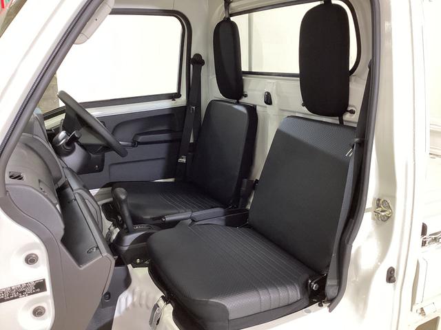 ハイゼットトラック スタンダード 届出済み未使用車 4WD CVT エアコン 切替式4WD CVT 3方開 ヘッドライトレべライザー オートライト オートマチックハイビーム アクセサリーソケット スマートアシスト 電動格納ミラー マニュアルエアコン パワステ バッテリーカバー(19枚目)