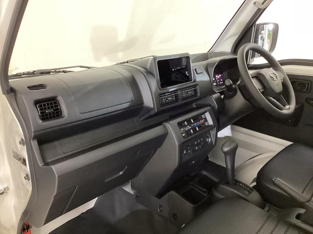 ハイゼットトラック スタンダード 届出済み未使用車 4WD CVT エアコン 切替式4WD CVT 3方開 ヘッドライトレべライザー オートライト オートマチックハイビーム アクセサリーソケット スマートアシスト 電動格納ミラー マニュアルエアコン パワステ バッテリーカバー(21枚目)