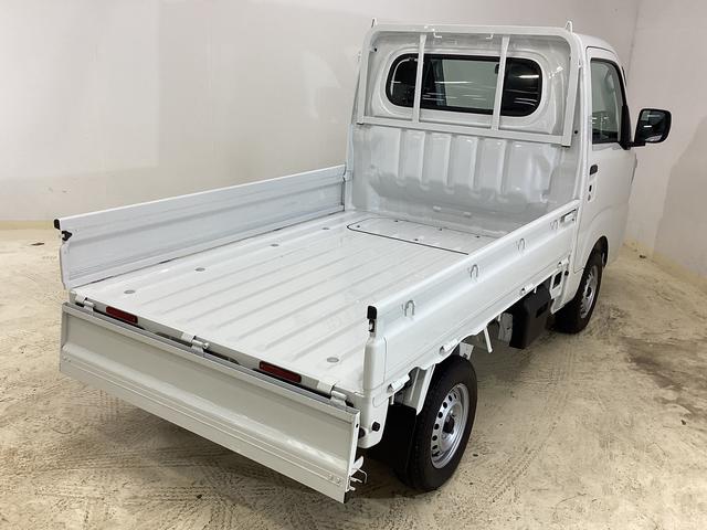 ハイゼットトラック スタンダード 届出済み未使用車 4WD CVT エアコン 切替式4WD CVT 3方開 ヘッドライトレべライザー オートライト オートマチックハイビーム アクセサリーソケット スマートアシスト 電動格納ミラー マニュアルエアコン パワステ バッテリーカバー(25枚目)