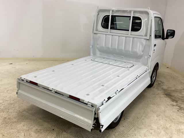 ハイゼットトラック スタンダード 届出済み未使用車 4WD CVT エアコン 切替式4WD CVT 3方開 ヘッドライトレべライザー オートライト オートマチックハイビーム アクセサリーソケット スマートアシスト 電動格納ミラー マニュアルエアコン パワステ バッテリーカバー(26枚目)