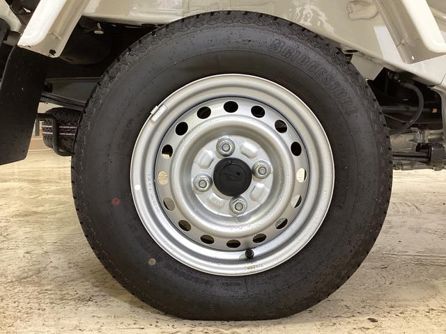 ハイゼットトラック スタンダード 届出済み未使用車 4WD CVT エアコン 切替式4WD CVT 3方開 ヘッドライトレべライザー オートライト オートマチックハイビーム アクセサリーソケット スマートアシスト 電動格納ミラー マニュアルエアコン パワステ バッテリーカバー(54枚目)