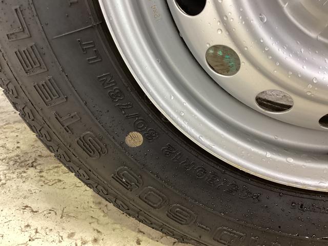 ハイゼットトラック スタンダード 届出済み未使用車 4WD CVT エアコン 切替式4WD CVT 3方開 ヘッドライトレべライザー オートライト オートマチックハイビーム アクセサリーソケット スマートアシスト 電動格納ミラー マニュアルエアコン パワステ バッテリーカバー(55枚目)