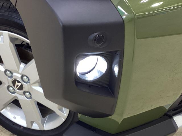 タフト G クロムベンチャー クルコン リアカメラ コーナーセンサー アダプティブクルーズコントロール リアカメラ 前後コーナーセンサー 前席シートヒーター スカイフィールトップ USBチャージャー オートマチックハイビーム 15インチ純正アルミホイール 電子パーキング(9枚目)