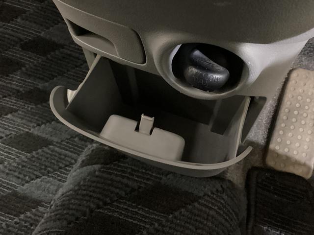 ムーヴ メモリアルエディション　ＣＤオーディオ　電格ウィンカーミラー　ＣＤオーディオ　スマートキー　スペアキー有り　電格ウィンカーミラー　ドアバイザー　ヘッドライトレベライザー　ベンチシート　フルホイールキャップ付き１４インチ純正スチールホイール　ハロゲンライト（44枚目）