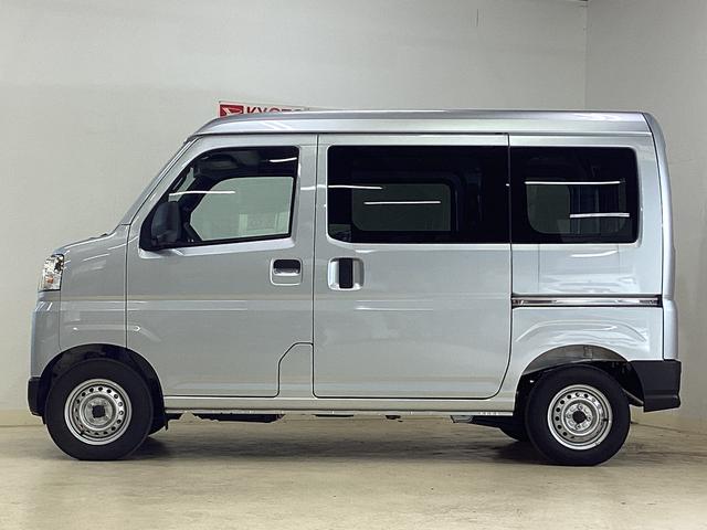 ハイゼットカーゴ デラックス 4WD CVT車 届出済未使用車 ラジオ 4WD CTV車 届出済未使用車 ラジオ アイドリングストップ 前後コーナーセンサー 両側スライドドア マニュアルエアコン オートライト ABS 運転席・助手席エアバッグ キーレスエントリー(9枚目)