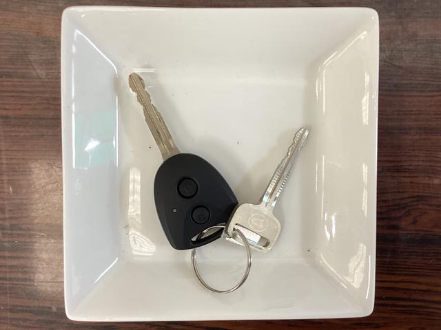 ハイゼットカーゴ デラックス 4WD CVT車 届出済未使用車 ラジオ 4WD CTV車 届出済未使用車 ラジオ アイドリングストップ 前後コーナーセンサー 両側スライドドア マニュアルエアコン オートライト ABS 運転席・助手席エアバッグ キーレスエントリー(15枚目)