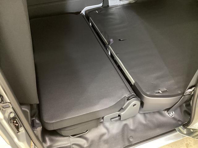 ハイゼットカーゴ デラックス 4WD CVT車 届出済未使用車 ラジオ 4WD CTV車 届出済未使用車 ラジオ アイドリングストップ 前後コーナーセンサー 両側スライドドア マニュアルエアコン オートライト ABS 運転席・助手席エアバッグ キーレスエントリー(21枚目)