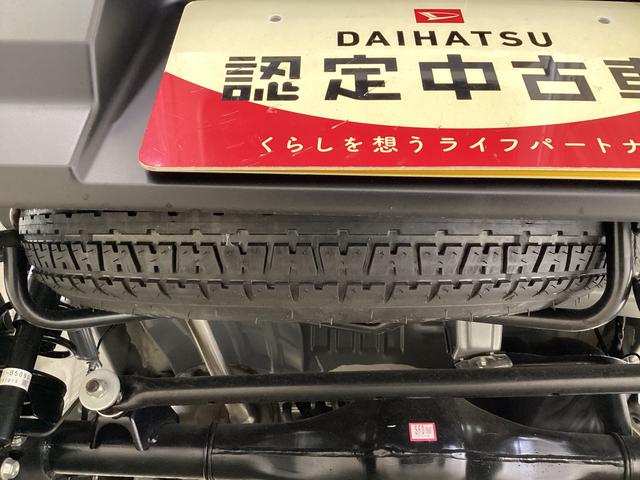 ハイゼットカーゴ デラックス 4WD CVT車 届出済未使用車 ラジオ 4WD CTV車 届出済未使用車 ラジオ アイドリングストップ 前後コーナーセンサー 両側スライドドア マニュアルエアコン オートライト ABS 運転席・助手席エアバッグ キーレスエントリー(27枚目)