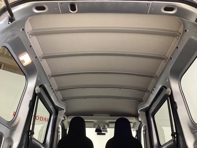 ハイゼットカーゴ デラックス 4WD CVT車 届出済未使用車 ラジオ 4WD CTV車 届出済未使用車 ラジオ アイドリングストップ 前後コーナーセンサー 両側スライドドア マニュアルエアコン オートライト ABS 運転席・助手席エアバッグ キーレスエントリー(28枚目)