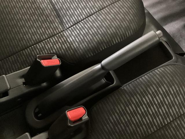 ハイゼットカーゴ デラックス 4WD CVT車 届出済未使用車 ラジオ 4WD CTV車 届出済未使用車 ラジオ アイドリングストップ 前後コーナーセンサー 両側スライドドア マニュアルエアコン オートライト ABS 運転席・助手席エアバッグ キーレスエントリー(39枚目)