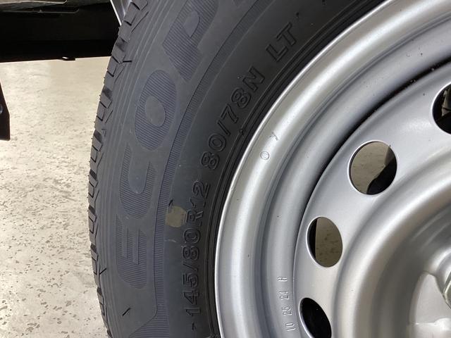 ハイゼットカーゴ デラックス 4WD CVT車 届出済未使用車 ラジオ 4WD CTV車 届出済未使用車 ラジオ アイドリングストップ 前後コーナーセンサー 両側スライドドア マニュアルエアコン オートライト ABS 運転席・助手席エアバッグ キーレスエントリー(56枚目)