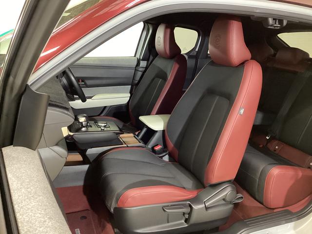 MX-30 100周年特別記念車 純正ナビ 全周囲カメラ ETC 純正ナビ 全周囲カメラ ETC プッシュボタンエンジンスタート アルミホイール フルセグチューナー コーナーセンサー シートヒーター クルーズコントロール カーペットマット アイドリングストップ(32枚目)