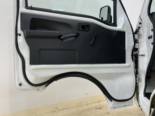 ハイゼットトラック スタンダード　切替式４ＷＤ　オートマ車　ラジオデッキ　３方開　切替式４ＷＤ　オートマ　ラジオデッキ　ＥＴＣ　３方開　ドアバイザー　ラバーマット　ヘッドライトレべライザー　マニュアルエアコン　１２Ｖ電源ソケット　スペアタイヤ　バッテリーカバー（50枚目）