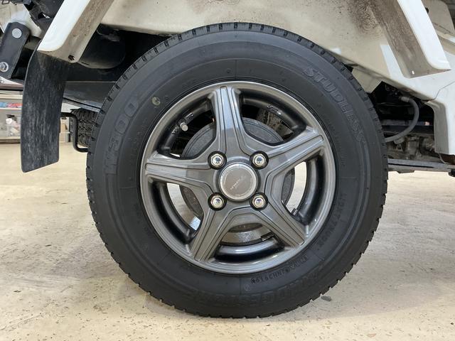 ハイゼットトラック スタンダード　切替式４ＷＤ　オートマ車　ラジオデッキ　３方開　切替式４ＷＤ　オートマ　ラジオデッキ　ＥＴＣ　３方開　ドアバイザー　ラバーマット　ヘッドライトレべライザー　マニュアルエアコン　１２Ｖ電源ソケット　スペアタイヤ　バッテリーカバー（53枚目）