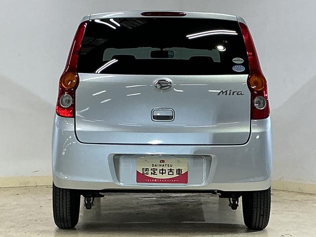 ミラ Ｘ　ＣＤチューナー　キーレスリモコン　電動格納式ドアミラー　ＣＤチューナー　キーレスリモコン　マニュアルエアコン　ホイールキャップ　カーペットマット　ロングバイザー　電動格納式ドアミラー　リヤスモークドガラス　運転席・助手席エアバッグ　パワステ　ＡＢＳ（10枚目）