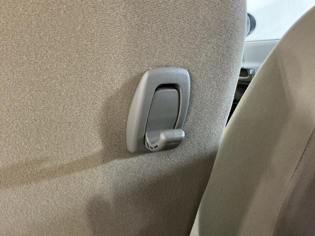 ミラ Ｘ　ＣＤチューナー　キーレスリモコン　電動格納式ドアミラー　ＣＤチューナー　キーレスリモコン　マニュアルエアコン　ホイールキャップ　カーペットマット　ロングバイザー　電動格納式ドアミラー　リヤスモークドガラス　運転席・助手席エアバッグ　パワステ　ＡＢＳ（23枚目）