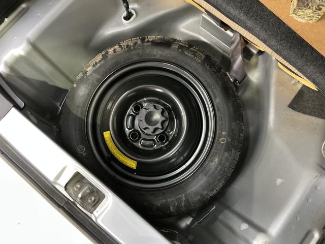 ミラ Ｘ　ＣＤチューナー　キーレスリモコン　電動格納式ドアミラー　ＣＤチューナー　キーレスリモコン　マニュアルエアコン　ホイールキャップ　カーペットマット　ロングバイザー　電動格納式ドアミラー　リヤスモークドガラス　運転席・助手席エアバッグ　パワステ　ＡＢＳ（28枚目）