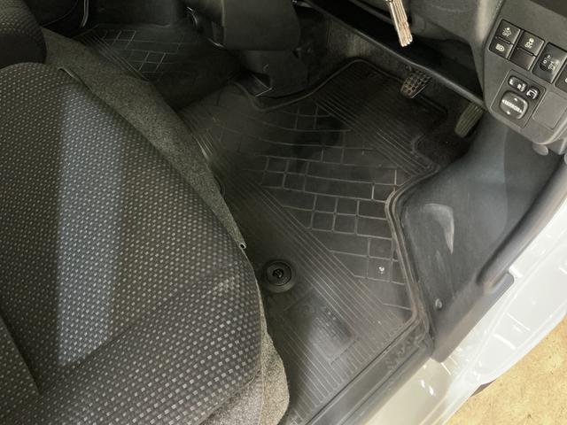 ハイゼットカーゴ クルーズSAIII ワンオーナー ナビ バックカメラ ワンオーナー ナビ バックカメラ ドライブレコーダー リアコーナーセンサー オートマチックハイビーム USBチャージャー Bluetooth DVD再生 フルセグTV キーレスエントリー ドアバイザー(5枚目)