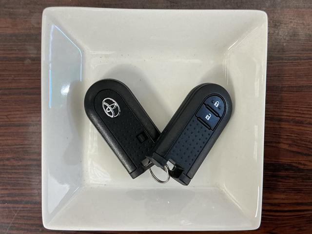 パッソ モーダ　Ｓ　ワンオーナー　ナビ　バックカメラ　ツートン　ワンオーナー　ナビ　バックカメラ　Ｂｌｕｅｔｏｏｔｈ　ツートンカラー／ルーフ黒　衝突軽減ブレーキ　ＬＥＤヘッドライト　プッシュスタート　横滑り防止装置　スペアキー　アイドリングストップ　オートエアコン（17枚目）