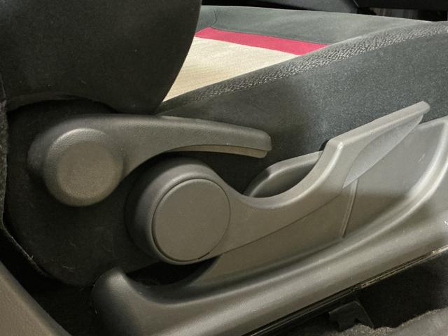 パッソ モーダ　Ｓ　ワンオーナー　ナビ　バックカメラ　ツートン　ワンオーナー　ナビ　バックカメラ　Ｂｌｕｅｔｏｏｔｈ　ツートンカラー／ルーフ黒　衝突軽減ブレーキ　ＬＥＤヘッドライト　プッシュスタート　横滑り防止装置　スペアキー　アイドリングストップ　オートエアコン（35枚目）