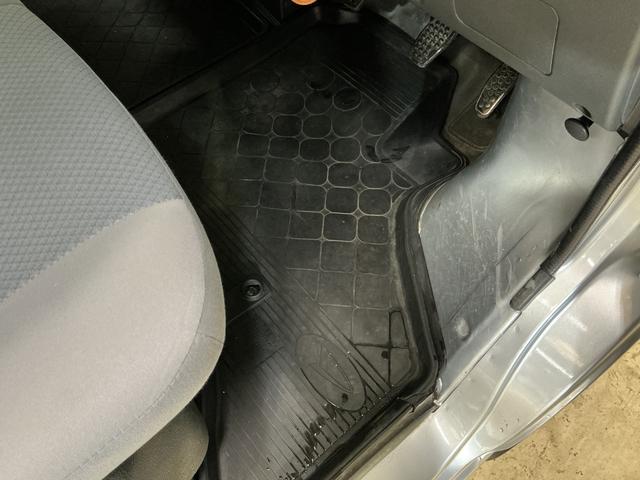 ハイゼットカーゴ ＤＸ　ワンオーナー　５速ＭＴ車　４ＷＤ　ＣＤオーディオ　ワンオーナー　５速ＭＴ車　４ＷＤ　ＣＤオーディオ　ラバーマット　キーレスエントリー　ドアバイザー　マニュアルエアコン　ヘッドライトレべライザー　シガーソケット　スペアタイヤ（6枚目）