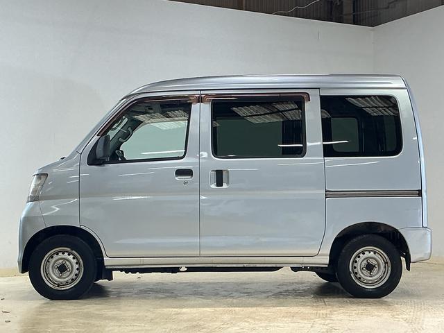ハイゼットカーゴ ＤＸ　ワンオーナー　５速ＭＴ車　４ＷＤ　ＣＤオーディオ　ワンオーナー　５速ＭＴ車　４ＷＤ　ＣＤオーディオ　ラバーマット　キーレスエントリー　ドアバイザー　マニュアルエアコン　ヘッドライトレべライザー　シガーソケット　スペアタイヤ（11枚目）