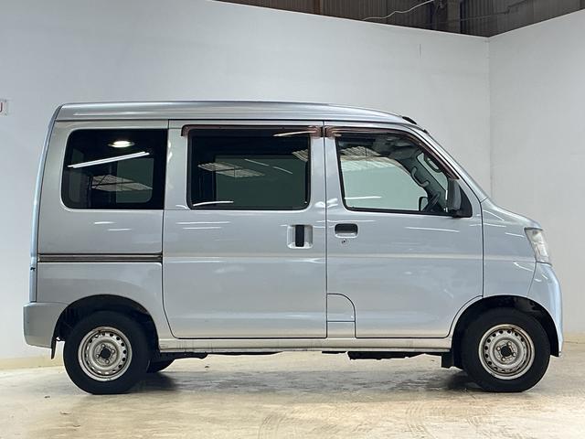 ハイゼットカーゴ ＤＸ　ワンオーナー　５速ＭＴ車　４ＷＤ　ＣＤオーディオ　ワンオーナー　５速ＭＴ車　４ＷＤ　ＣＤオーディオ　ラバーマット　キーレスエントリー　ドアバイザー　マニュアルエアコン　ヘッドライトレべライザー　シガーソケット　スペアタイヤ（12枚目）