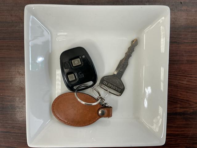 ハイゼットカーゴ ＤＸ　ワンオーナー　５速ＭＴ車　４ＷＤ　ＣＤオーディオ　ワンオーナー　５速ＭＴ車　４ＷＤ　ＣＤオーディオ　ラバーマット　キーレスエントリー　ドアバイザー　マニュアルエアコン　ヘッドライトレべライザー　シガーソケット　スペアタイヤ（17枚目）