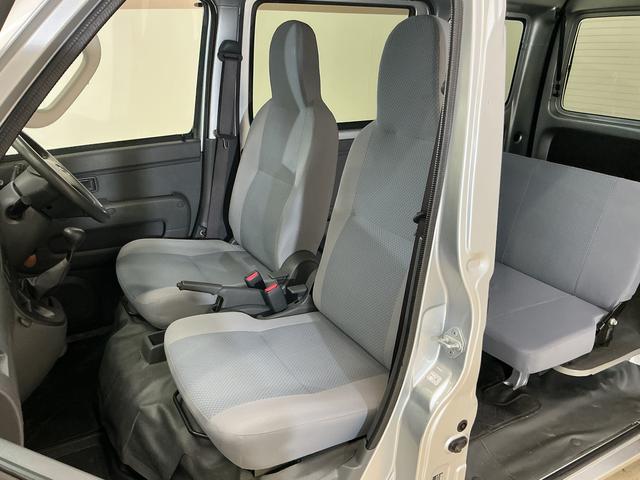 ハイゼットカーゴ ＤＸ　ワンオーナー　５速ＭＴ車　４ＷＤ　ＣＤオーディオ　ワンオーナー　５速ＭＴ車　４ＷＤ　ＣＤオーディオ　ラバーマット　キーレスエントリー　ドアバイザー　マニュアルエアコン　ヘッドライトレべライザー　シガーソケット　スペアタイヤ（18枚目）
