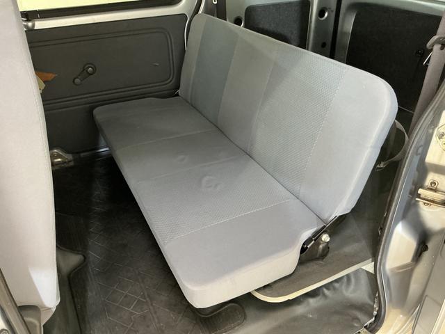 ハイゼットカーゴ ＤＸ　ワンオーナー　５速ＭＴ車　４ＷＤ　ＣＤオーディオ　ワンオーナー　５速ＭＴ車　４ＷＤ　ＣＤオーディオ　ラバーマット　キーレスエントリー　ドアバイザー　マニュアルエアコン　ヘッドライトレべライザー　シガーソケット　スペアタイヤ（20枚目）