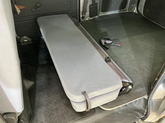 ハイゼットカーゴ ＤＸ　ワンオーナー　５速ＭＴ車　４ＷＤ　ＣＤオーディオ　ワンオーナー　５速ＭＴ車　４ＷＤ　ＣＤオーディオ　ラバーマット　キーレスエントリー　ドアバイザー　マニュアルエアコン　ヘッドライトレべライザー　シガーソケット　スペアタイヤ（21枚目）
