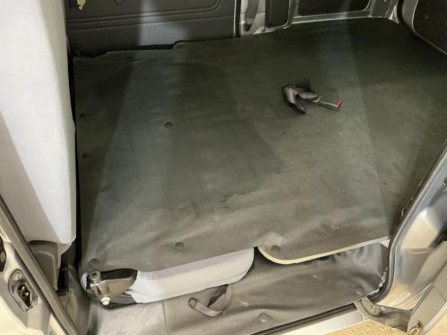ハイゼットカーゴ ＤＸ　ワンオーナー　５速ＭＴ車　４ＷＤ　ＣＤオーディオ　ワンオーナー　５速ＭＴ車　４ＷＤ　ＣＤオーディオ　ラバーマット　キーレスエントリー　ドアバイザー　マニュアルエアコン　ヘッドライトレべライザー　シガーソケット　スペアタイヤ（22枚目）