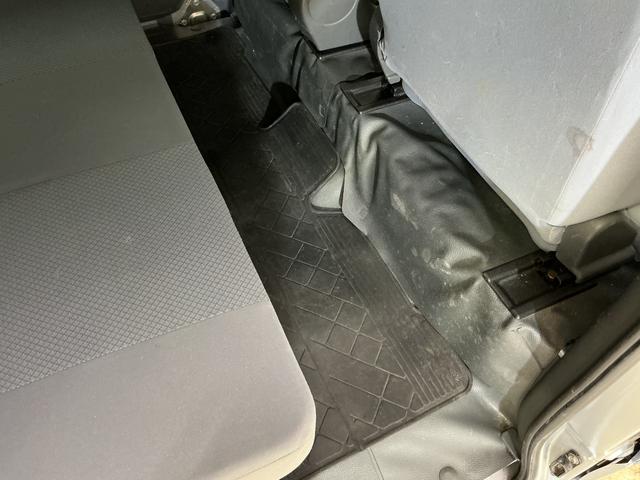 ハイゼットカーゴ ＤＸ　ワンオーナー　５速ＭＴ車　４ＷＤ　ＣＤオーディオ　ワンオーナー　５速ＭＴ車　４ＷＤ　ＣＤオーディオ　ラバーマット　キーレスエントリー　ドアバイザー　マニュアルエアコン　ヘッドライトレべライザー　シガーソケット　スペアタイヤ（23枚目）