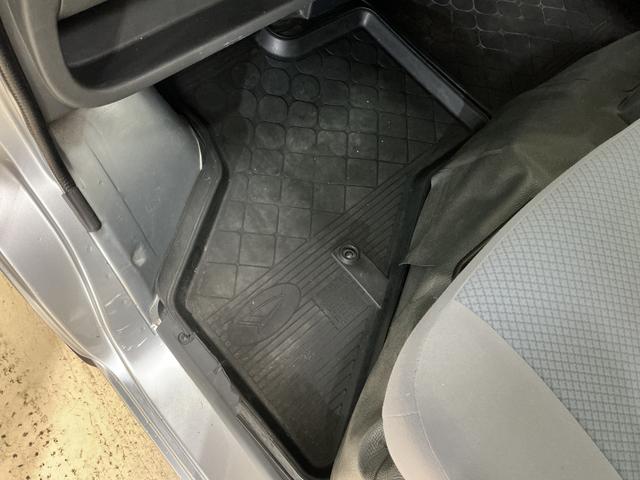 ハイゼットカーゴ ＤＸ　ワンオーナー　５速ＭＴ車　４ＷＤ　ＣＤオーディオ　ワンオーナー　５速ＭＴ車　４ＷＤ　ＣＤオーディオ　ラバーマット　キーレスエントリー　ドアバイザー　マニュアルエアコン　ヘッドライトレべライザー　シガーソケット　スペアタイヤ（24枚目）