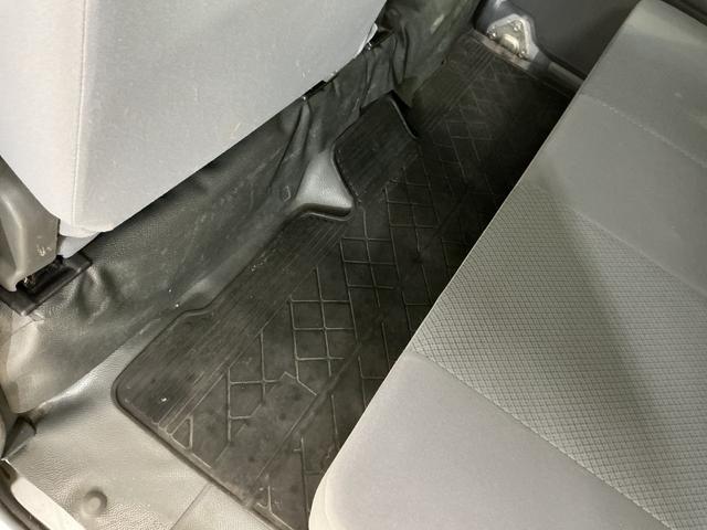 ハイゼットカーゴ ＤＸ　ワンオーナー　５速ＭＴ車　４ＷＤ　ＣＤオーディオ　ワンオーナー　５速ＭＴ車　４ＷＤ　ＣＤオーディオ　ラバーマット　キーレスエントリー　ドアバイザー　マニュアルエアコン　ヘッドライトレべライザー　シガーソケット　スペアタイヤ（25枚目）