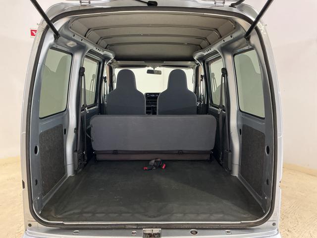 ハイゼットカーゴ ＤＸ　ワンオーナー　５速ＭＴ車　４ＷＤ　ＣＤオーディオ　ワンオーナー　５速ＭＴ車　４ＷＤ　ＣＤオーディオ　ラバーマット　キーレスエントリー　ドアバイザー　マニュアルエアコン　ヘッドライトレべライザー　シガーソケット　スペアタイヤ（27枚目）