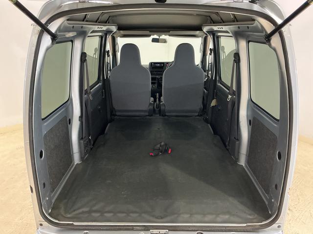 ハイゼットカーゴ ＤＸ　ワンオーナー　５速ＭＴ車　４ＷＤ　ＣＤオーディオ　ワンオーナー　５速ＭＴ車　４ＷＤ　ＣＤオーディオ　ラバーマット　キーレスエントリー　ドアバイザー　マニュアルエアコン　ヘッドライトレべライザー　シガーソケット　スペアタイヤ（29枚目）