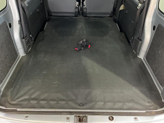 ハイゼットカーゴ ＤＸ　ワンオーナー　５速ＭＴ車　４ＷＤ　ＣＤオーディオ　ワンオーナー　５速ＭＴ車　４ＷＤ　ＣＤオーディオ　ラバーマット　キーレスエントリー　ドアバイザー　マニュアルエアコン　ヘッドライトレべライザー　シガーソケット　スペアタイヤ（30枚目）