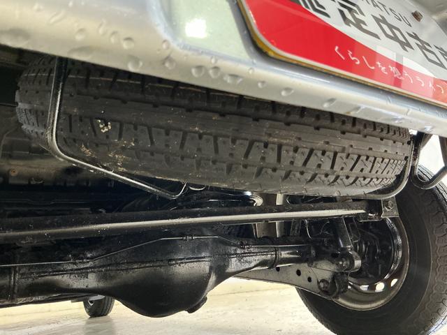 ハイゼットカーゴ ＤＸ　ワンオーナー　５速ＭＴ車　４ＷＤ　ＣＤオーディオ　ワンオーナー　５速ＭＴ車　４ＷＤ　ＣＤオーディオ　ラバーマット　キーレスエントリー　ドアバイザー　マニュアルエアコン　ヘッドライトレべライザー　シガーソケット　スペアタイヤ（32枚目）