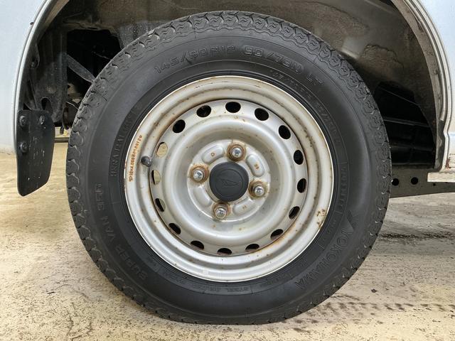 ハイゼットカーゴ ＤＸ　ワンオーナー　５速ＭＴ車　４ＷＤ　ＣＤオーディオ　ワンオーナー　５速ＭＴ車　４ＷＤ　ＣＤオーディオ　ラバーマット　キーレスエントリー　ドアバイザー　マニュアルエアコン　ヘッドライトレべライザー　シガーソケット　スペアタイヤ（60枚目）